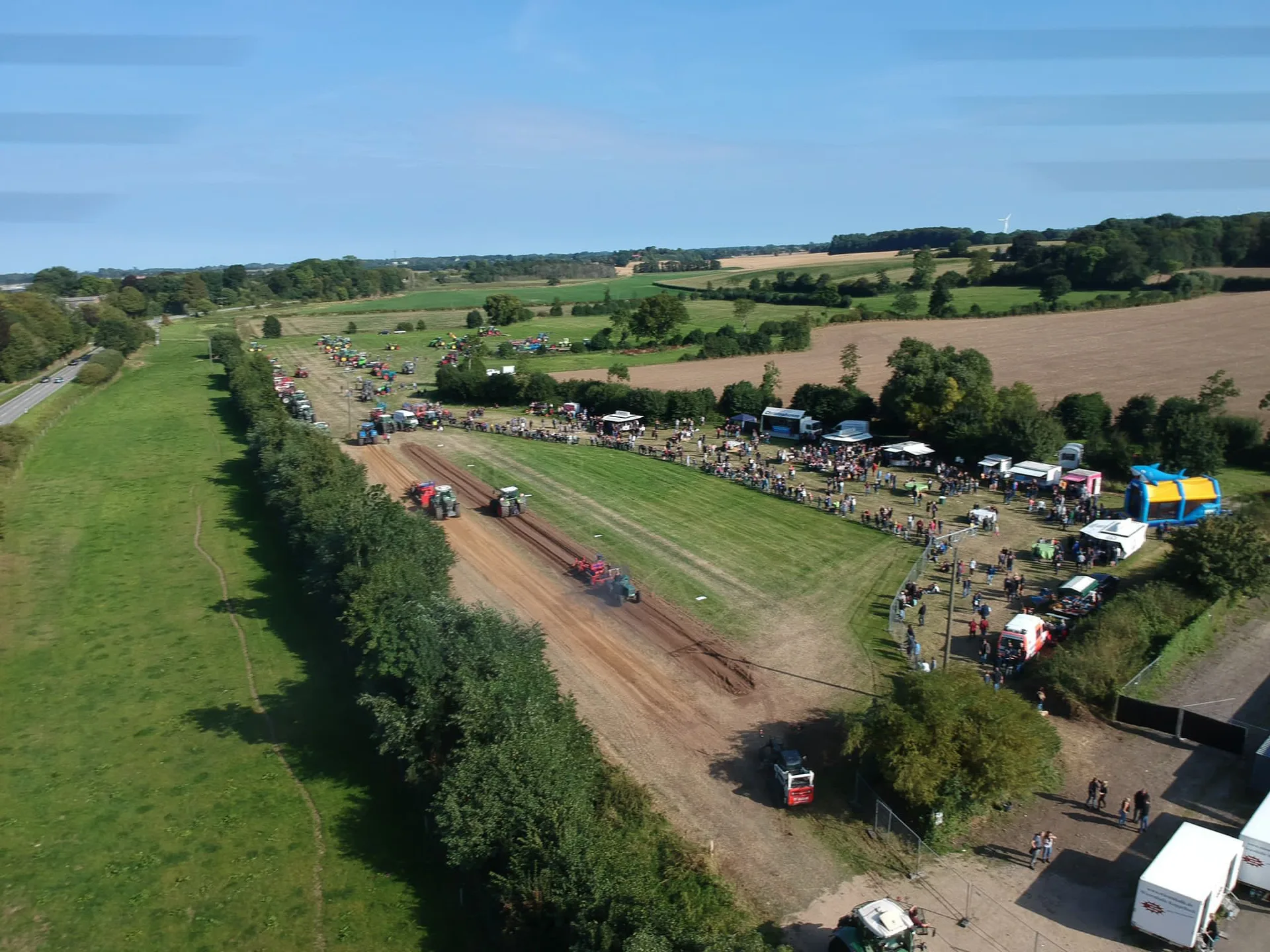 Luftbild vom Trecker Treck auf der Wiese in Koppelheck